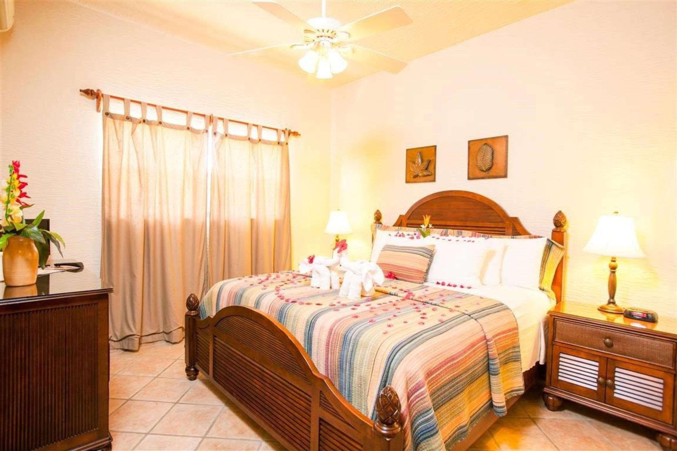 Clarion Suites Roatan At Pineapple Villas French Harbour Exterior foto